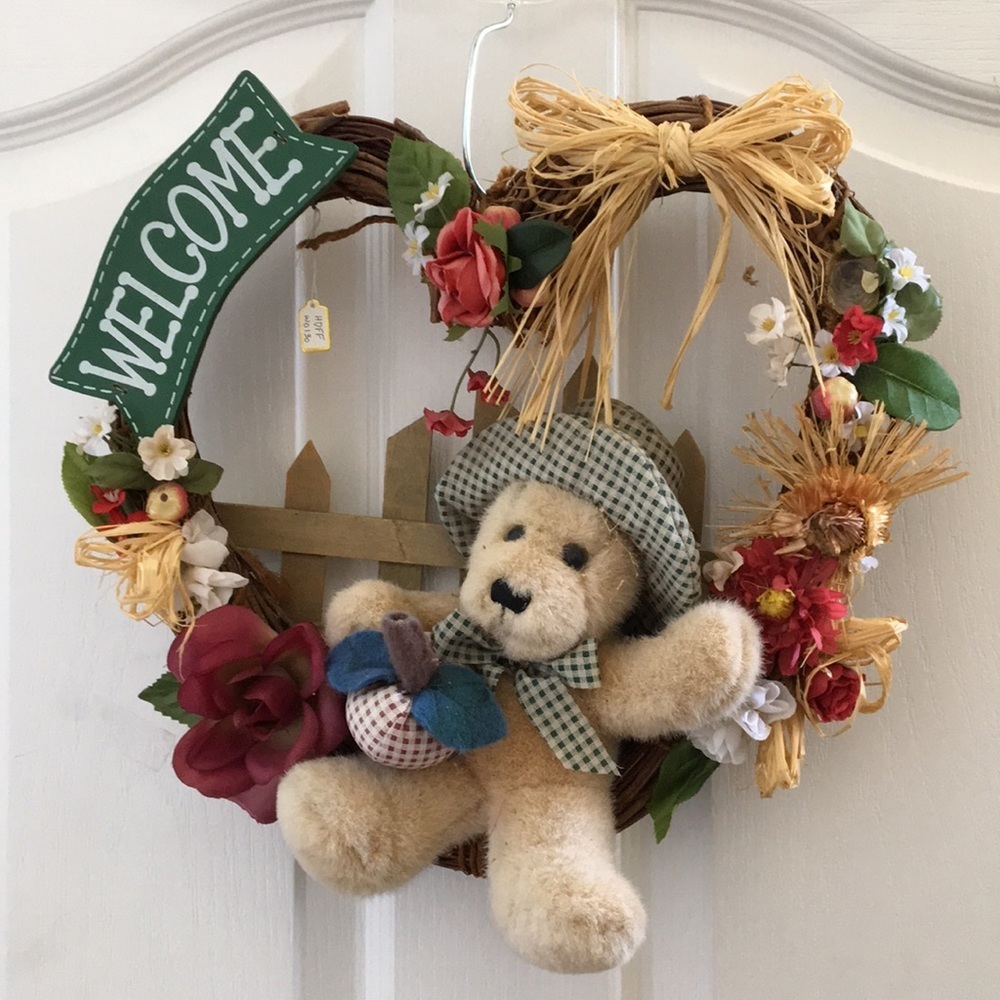 Nwt Heart-Shaped “Welcome” Wreath w/Waving bear